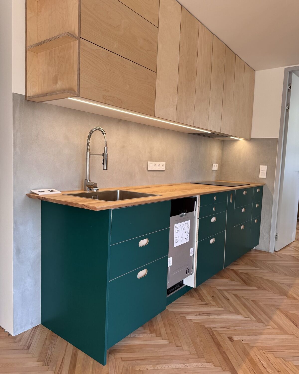 Kuchyně s betonovou stěrkou na stěně — realizace Decor Plus